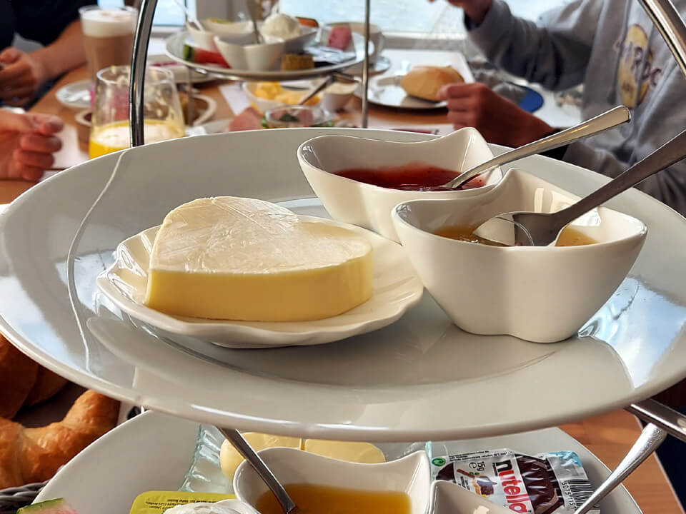 Etagere beim Frühstück im Cafe von Herzen Etagere beim Frühstück im Cafe von Herzen