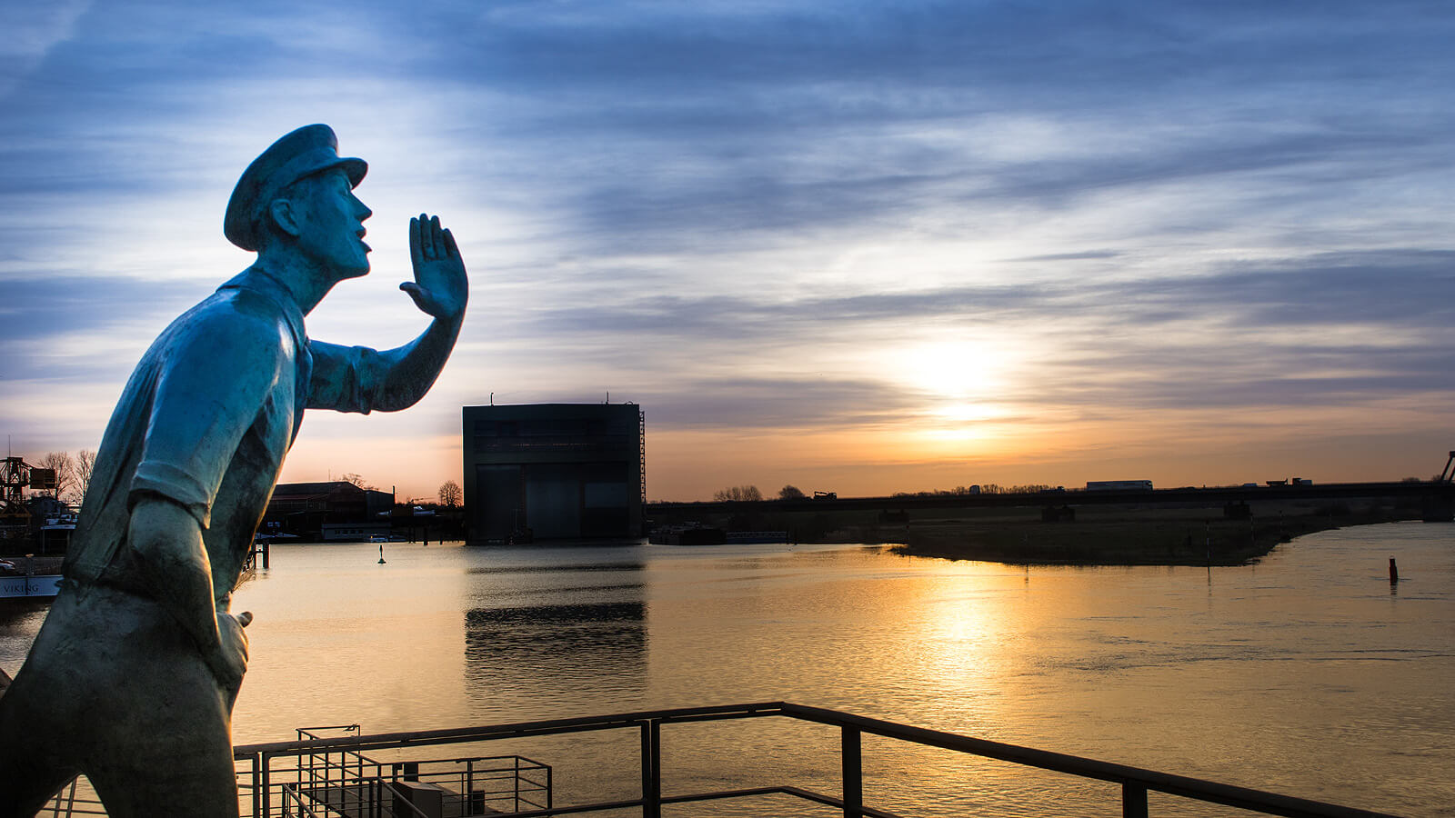 Der Rufer beim Sonnenaufgang über der Elbe vor Lauenburg Der Rufer beim Sonnenaufgang über der Elbe vor Lauenburg