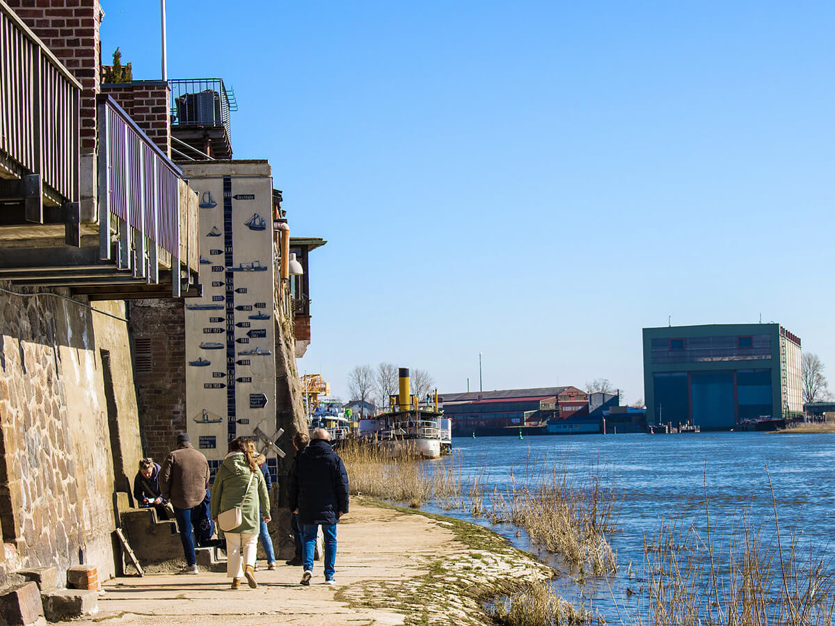 Spazieren direkt an der Elbe in Lauenburg Spazieren direkt an der Elbe in Lauenburg