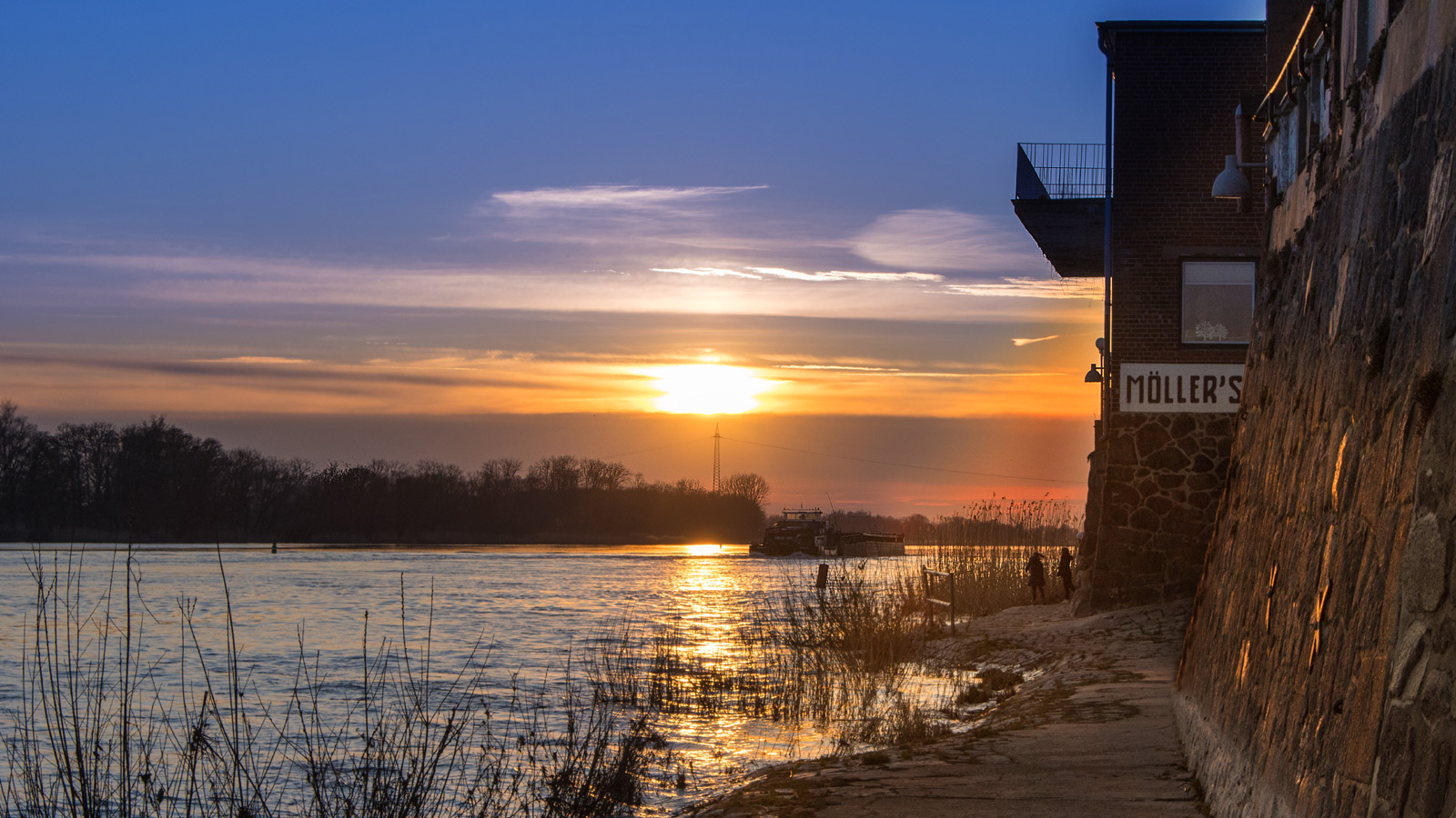 Schiff im Sonnenuntergang vor der Altstadt von Lauenburg Schiff im Sonnenuntergang vor der Altstadt von Lauenburg