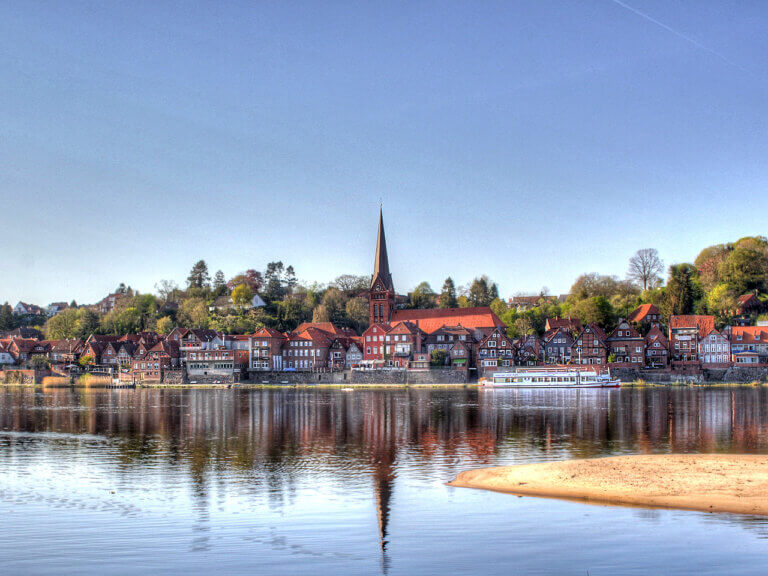 Schiffe vor Lauenburg Schiffe auf der Elbe vor Lauenburg