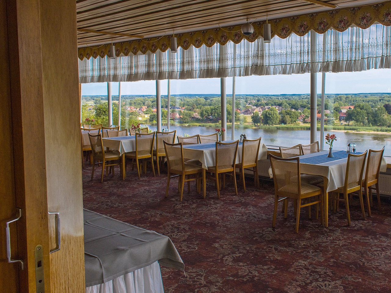 Viel Platz zum Essen und Feiern Viel Platz zum Essen und Feiern