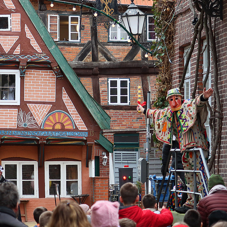 Die Lustige Person beschenkt die Kinder bei der Schipperhöge