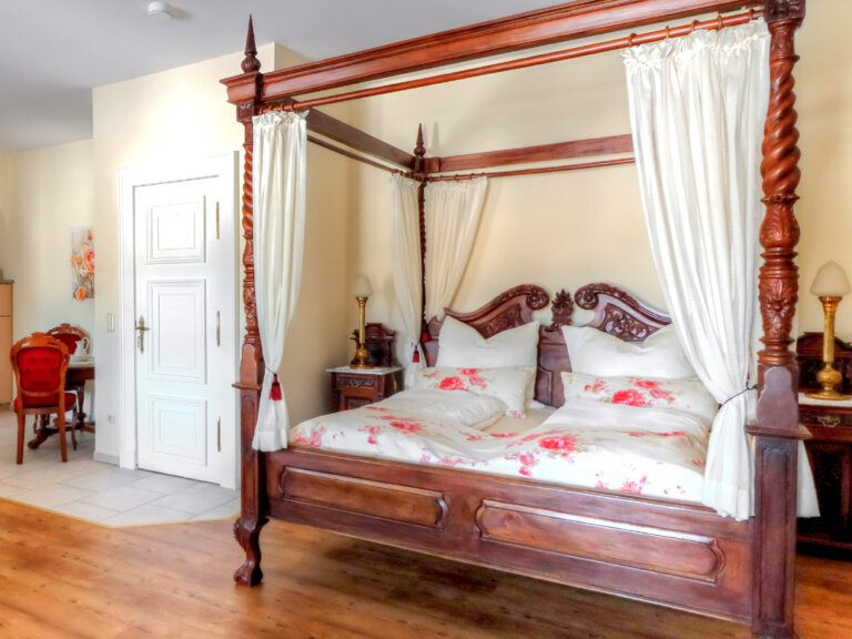 Himmelbett im Rosenzimmer des Herrenhaus Tüschow