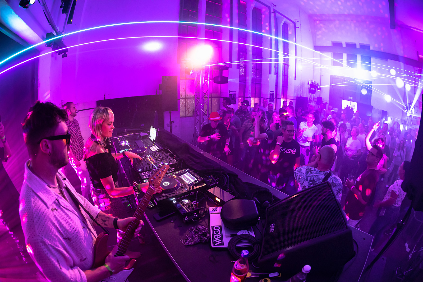 Wummernde Bässe und rhythmische Beats ließen die Wände vibrireren (Foto: Dirk Eisermann) Erstes E-WERK-RAVE im historischen E-Werk der Stadt Lauenburg mit (in der Reihenfolge der Auftritte): - Nina Hepburn und Konrad Kanton, © Dirk Eisermann