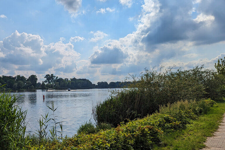 Nach der Altstadt immer an der Elbe entlang Nach der Altstadt immer an der Elbe entlang