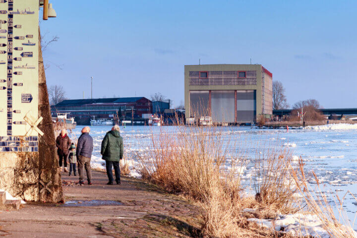 Eisschollen auf der Elbe bieten den vielen Besuchern ein tolles Schauspiel.