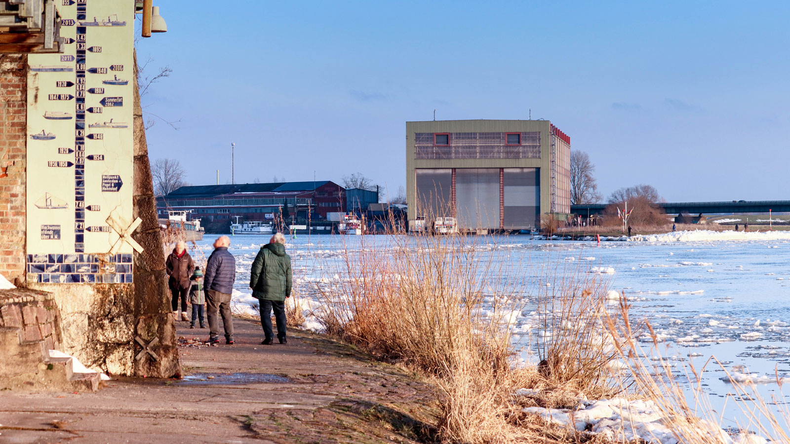 Eisschollen auf der Elbe bieten den vielen Besuchern ein tolles Schauspiel.