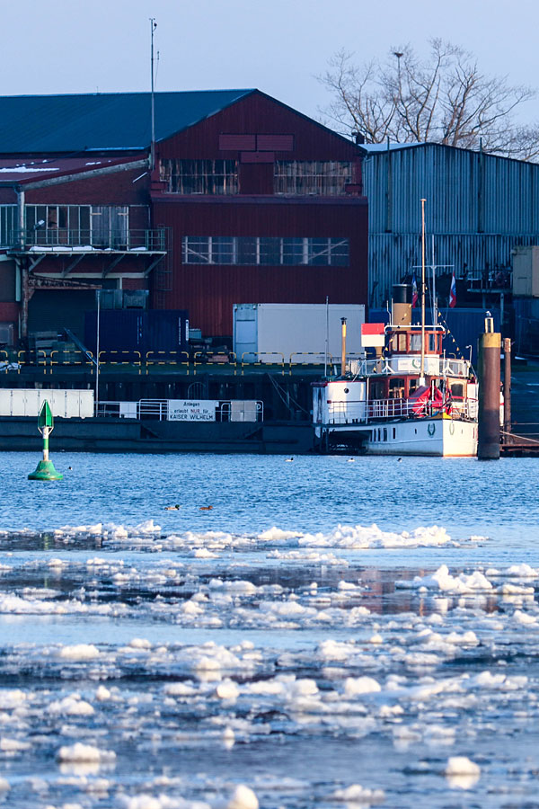 Der Raddampfer Kaiser-Wilhelm vor den Eisschollen in Sicherheit gebracht.