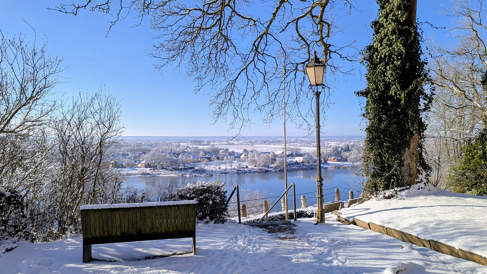 Lauenburg im Winter mit Blick vom Schloss auf die Elbe