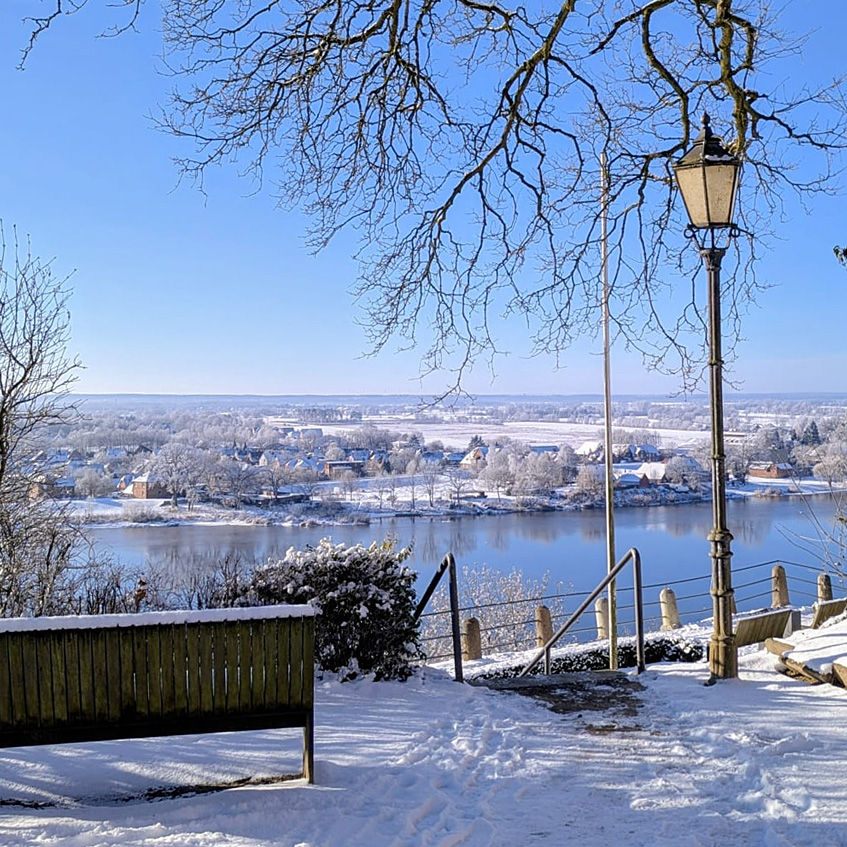 Lauenburg im Winter mit Blick vom Schloss auf die Elbe